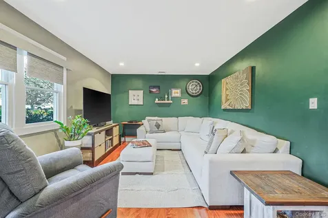 4 Malcolm Street Bellport NY 11713