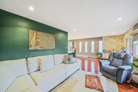 4 Malcolm Street Bellport NY 11713