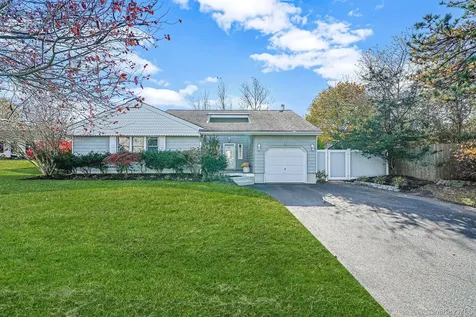 4 Malcolm Street Bellport NY 11713