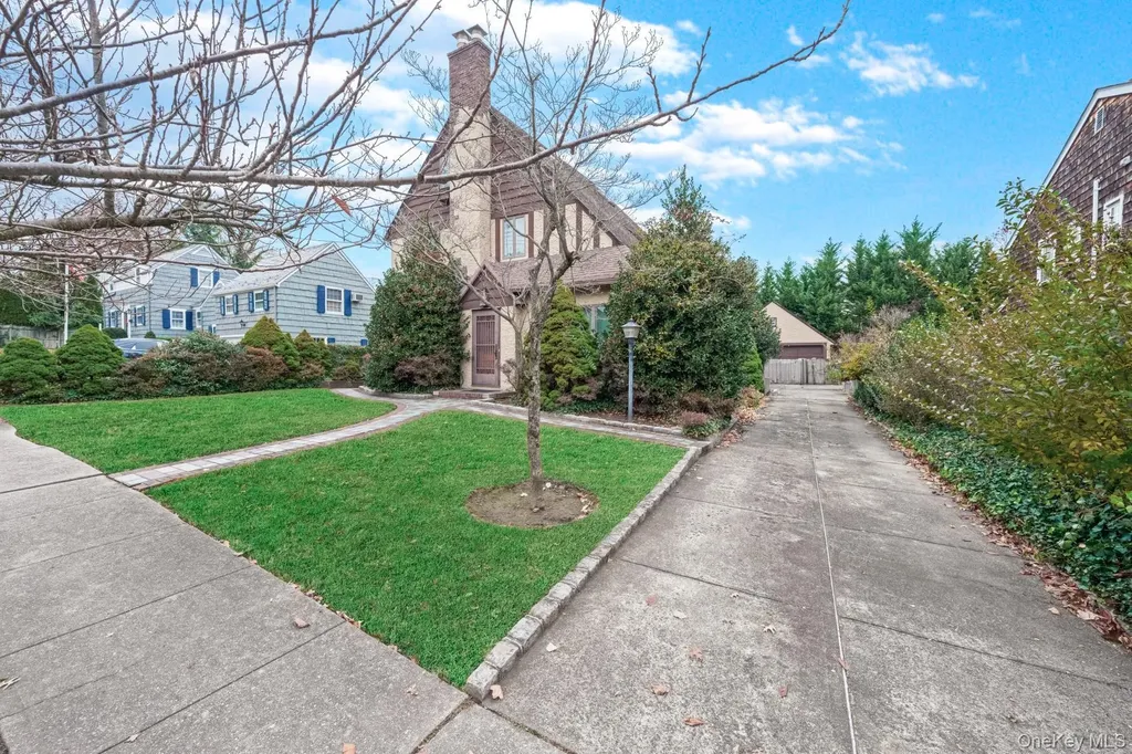 331 Richmond Road Douglaston NY 11363