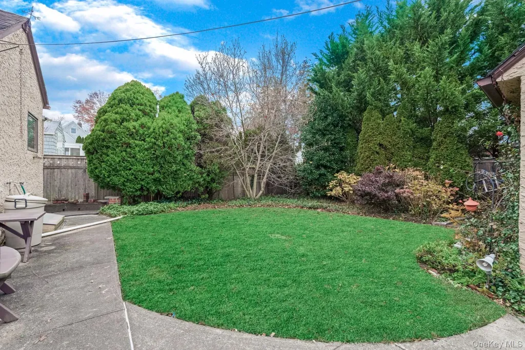 331 Richmond Road Douglaston NY 11363