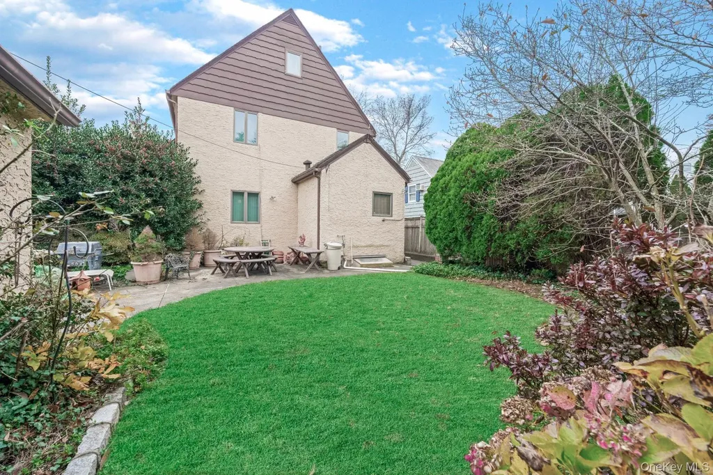 331 Richmond Road Douglaston NY 11363
