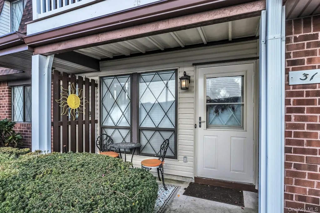 31 Cambridge Drive W Copiague NY 11726