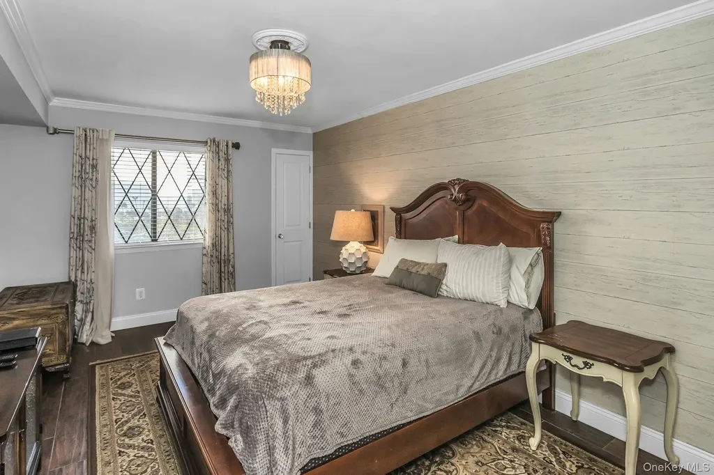 31 Cambridge Drive W Copiague NY 11726