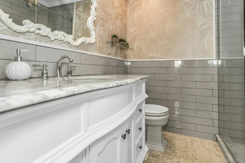 31 Cambridge Drive W Copiague NY 11726