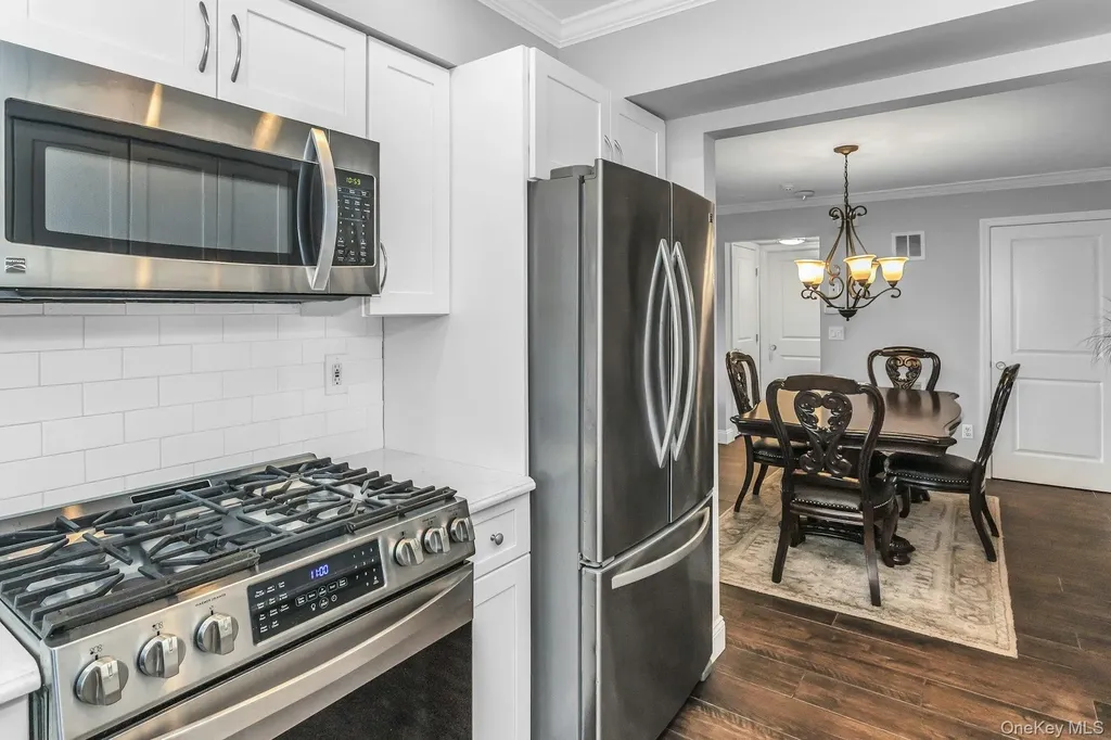31 Cambridge Drive W Copiague NY 11726