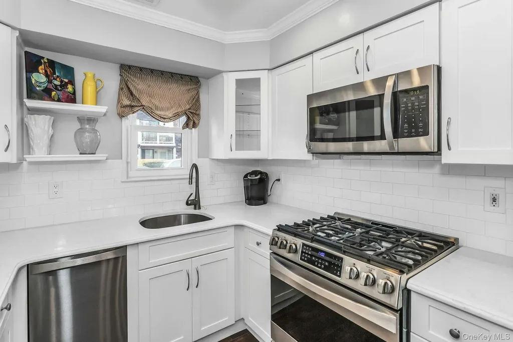 31 Cambridge Drive W Copiague NY 11726