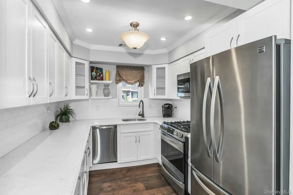 31 Cambridge Drive W Copiague NY 11726