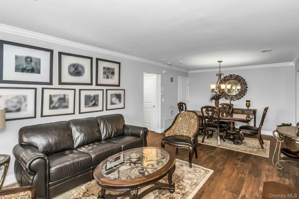 31 Cambridge Drive W Copiague NY 11726