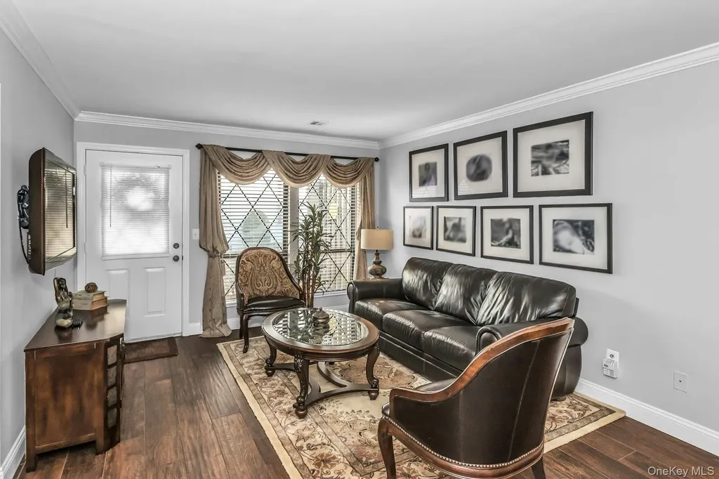 31 Cambridge Drive W Copiague NY 11726
