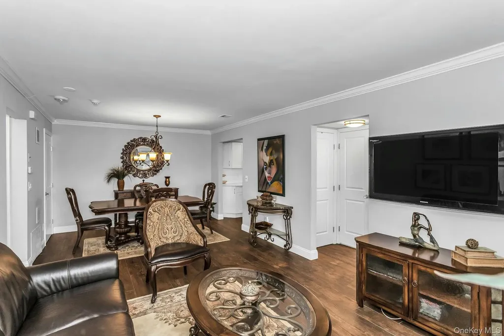 31 Cambridge Drive W Copiague NY 11726