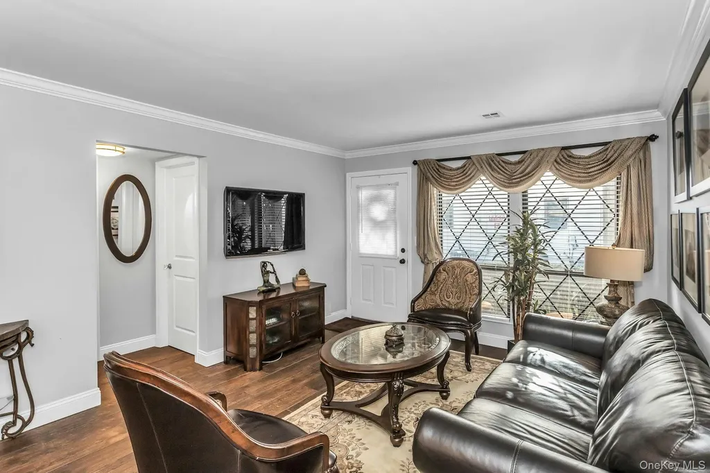 31 Cambridge Drive W Copiague NY 11726