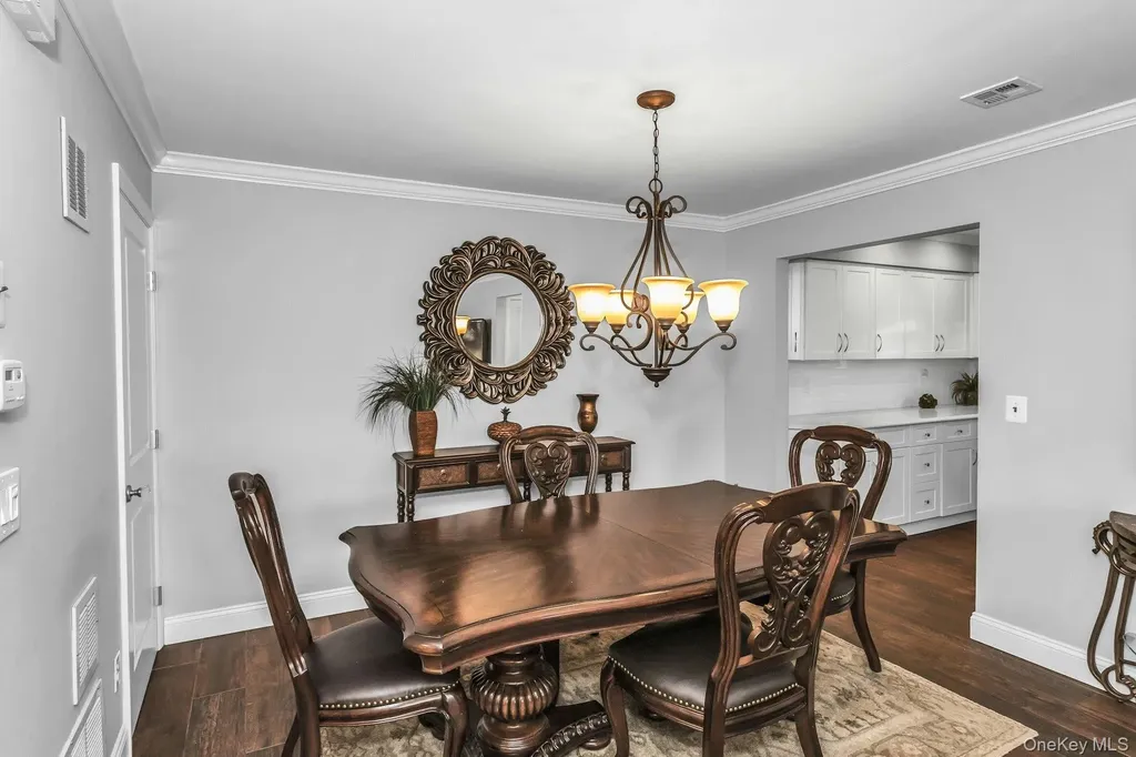 31 Cambridge Drive W Copiague NY 11726