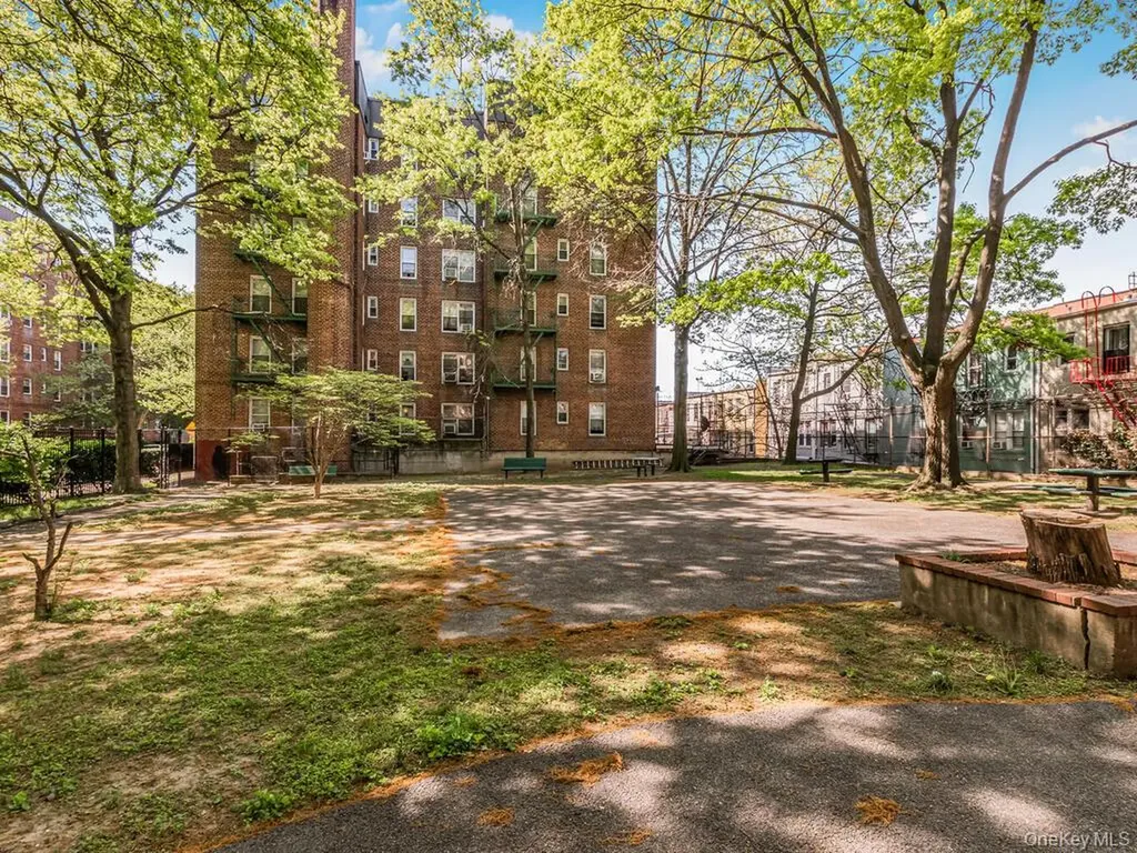 1475 Thieriot Avenue Bronx NY 10460