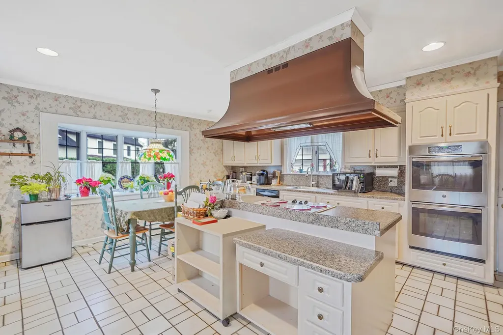 7 Rugby Road Westbury NY 11590