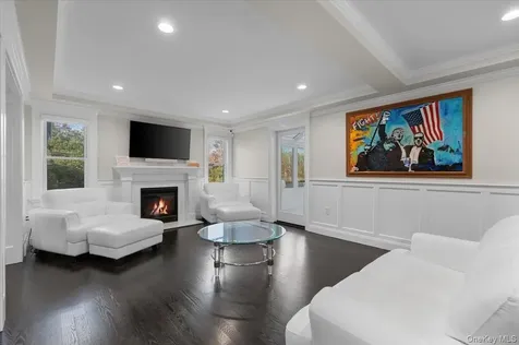 19 W Tiana Road Hampton Bays NY 11946