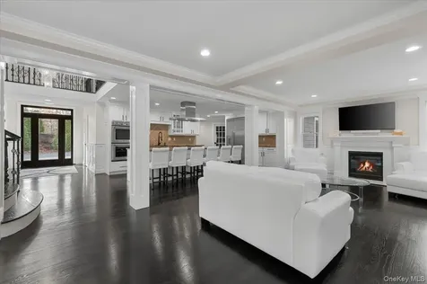 19 W Tiana Road Hampton Bays NY 11946