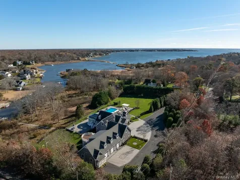 19 W Tiana Road Hampton Bays NY 11946