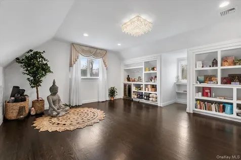 19 W Tiana Road Hampton Bays NY 11946