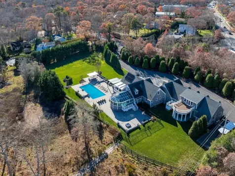 19 W Tiana Road Hampton Bays NY 11946