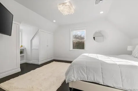 19 W Tiana Road Hampton Bays NY 11946