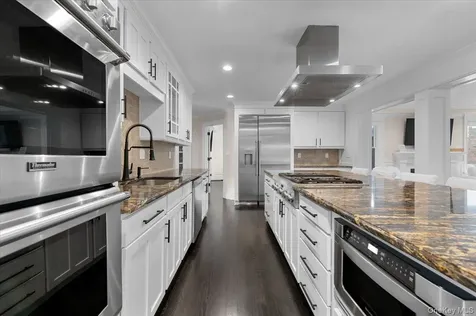 19 W Tiana Road Hampton Bays NY 11946