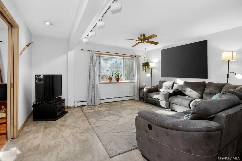 4 Carlyle Road Hyde Park NY 12538