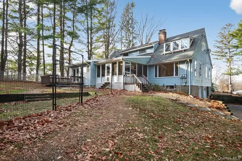 4 Carlyle Road Hyde Park NY 12538