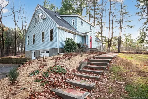 4 Carlyle Road Hyde Park NY 12538