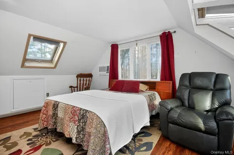 4 Carlyle Road Hyde Park NY 12538