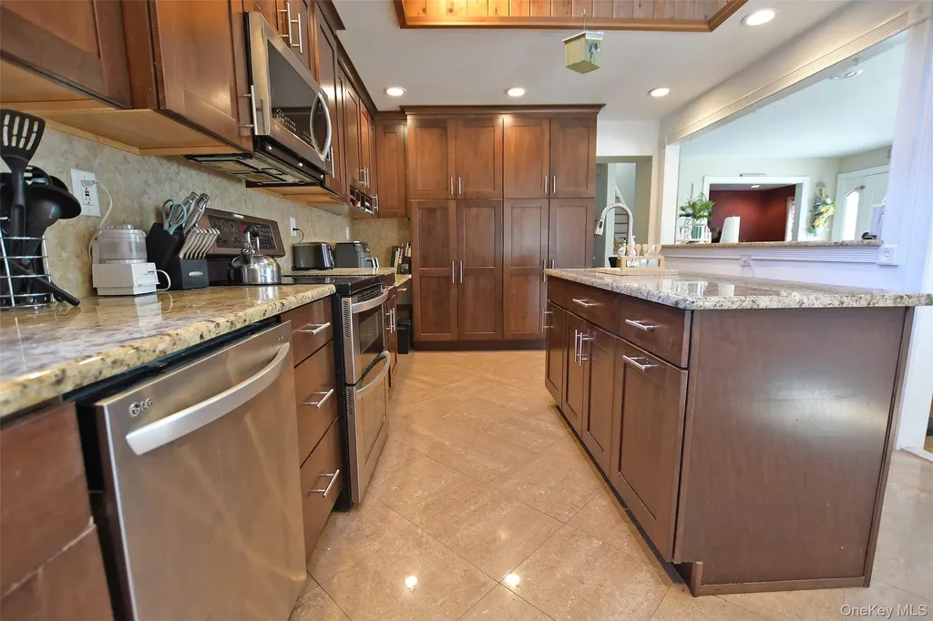 7 Maple Road Middle Island NY 11953