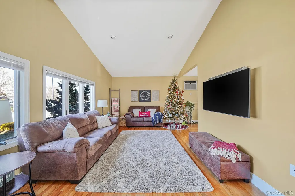 15 Penn Drive Smithtown NY 11787