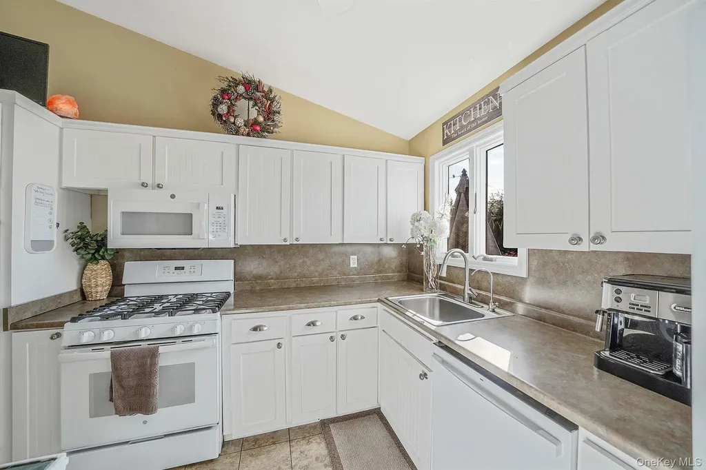 15 Penn Drive Smithtown NY 11787