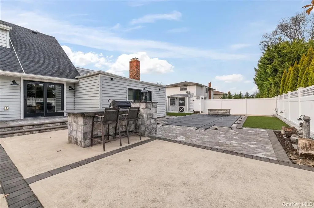 320 Clearview Lane Massapequa NY 11758