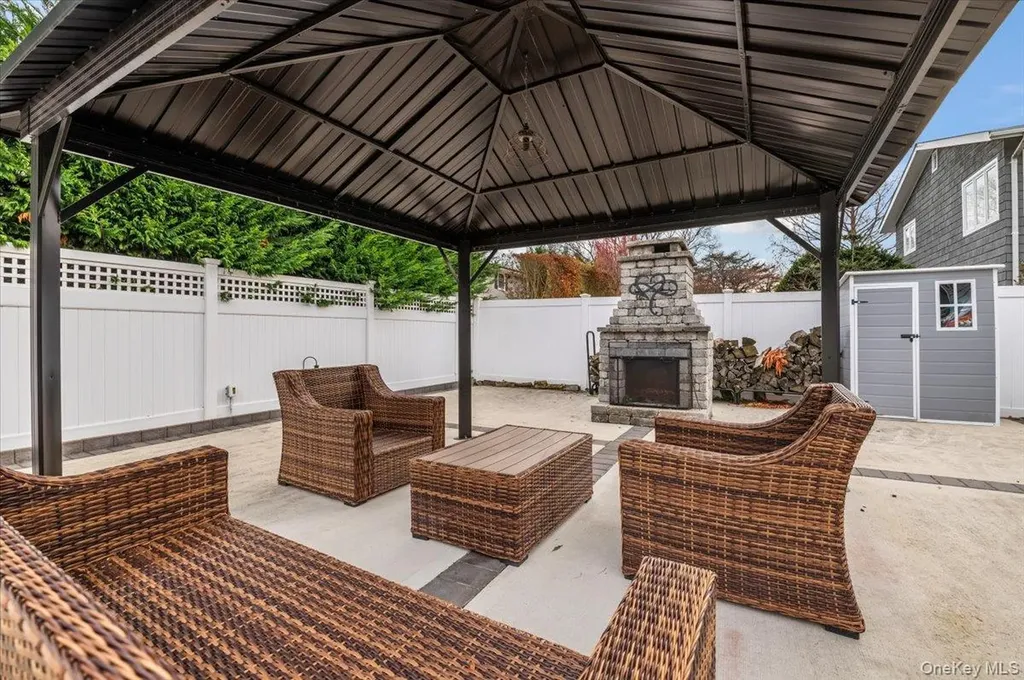320 Clearview Lane Massapequa NY 11758