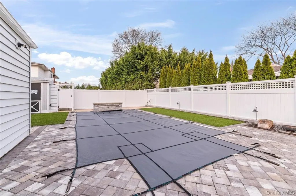 320 Clearview Lane Massapequa NY 11758