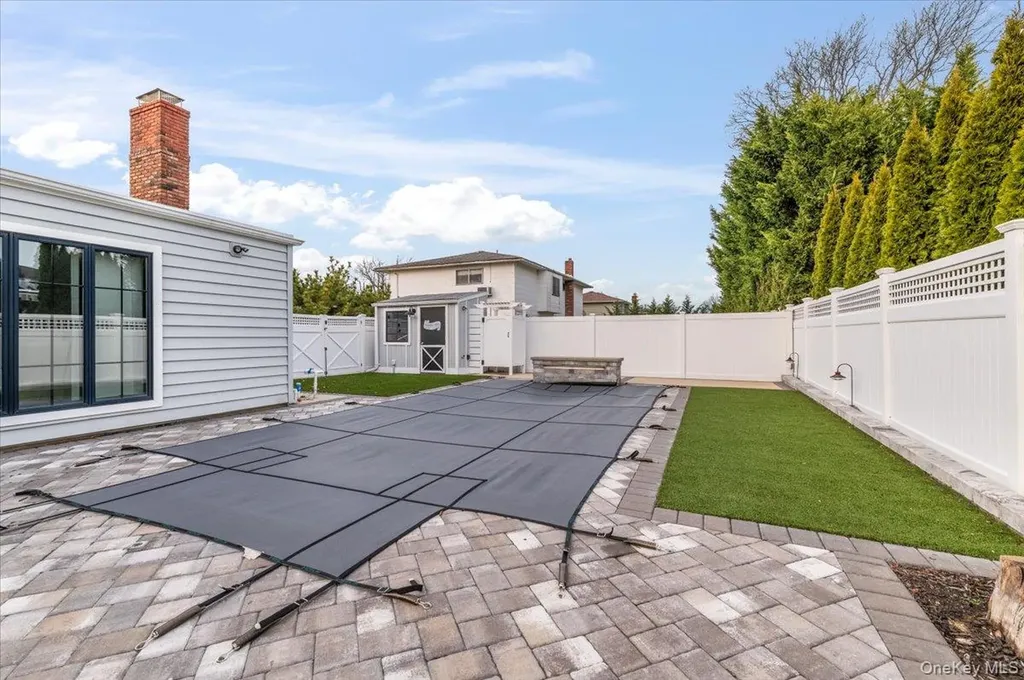 320 Clearview Lane Massapequa NY 11758