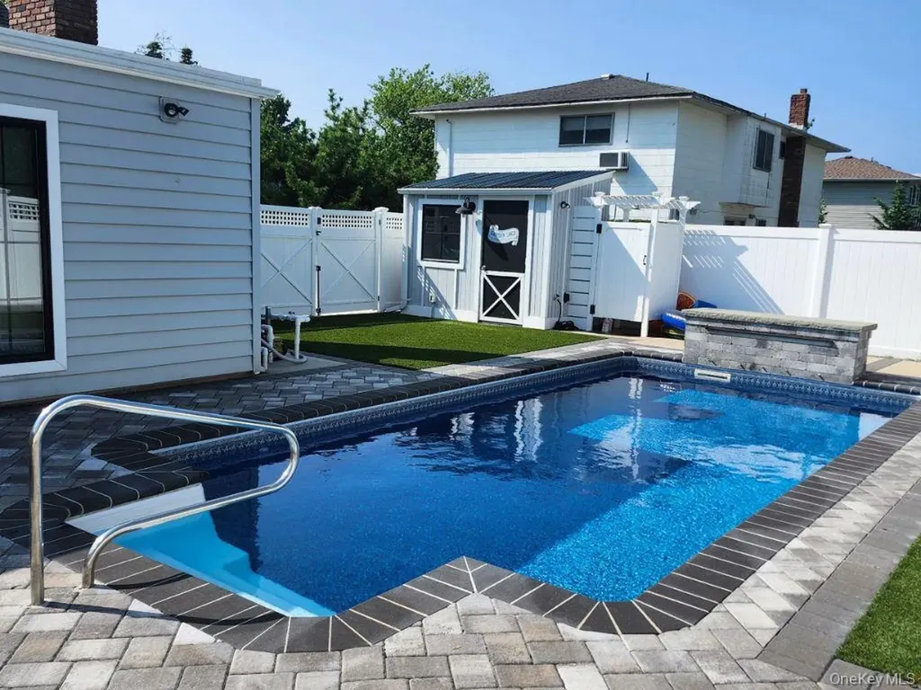 320 Clearview Lane Massapequa NY 11758