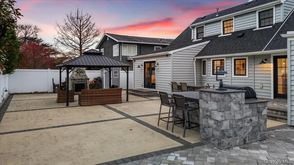 320 Clearview Lane Massapequa NY 11758
