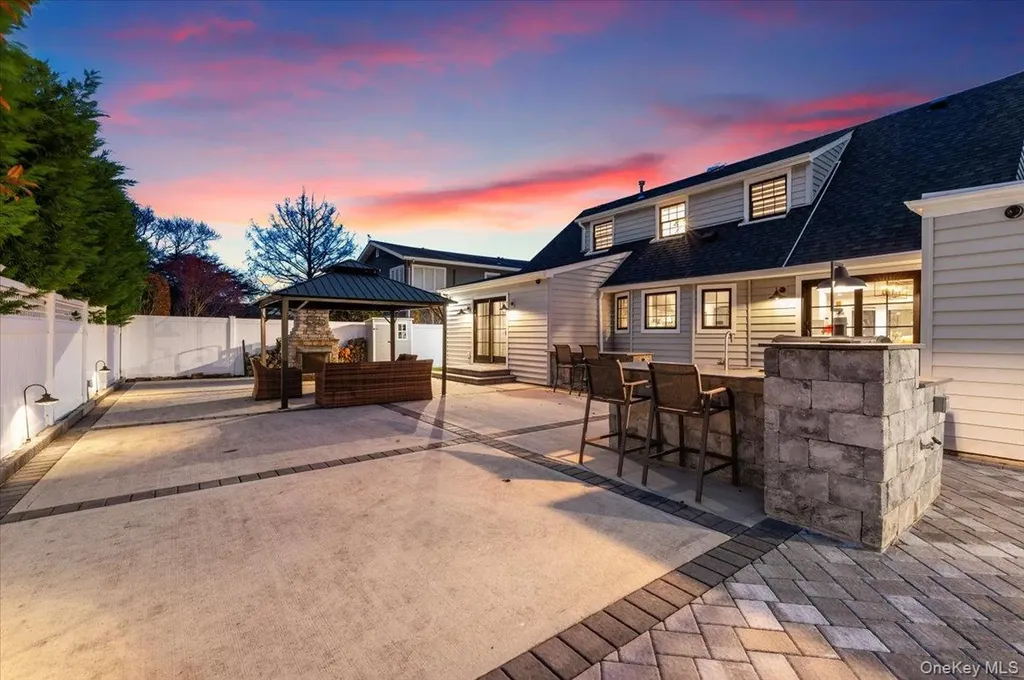 320 Clearview Lane Massapequa NY 11758