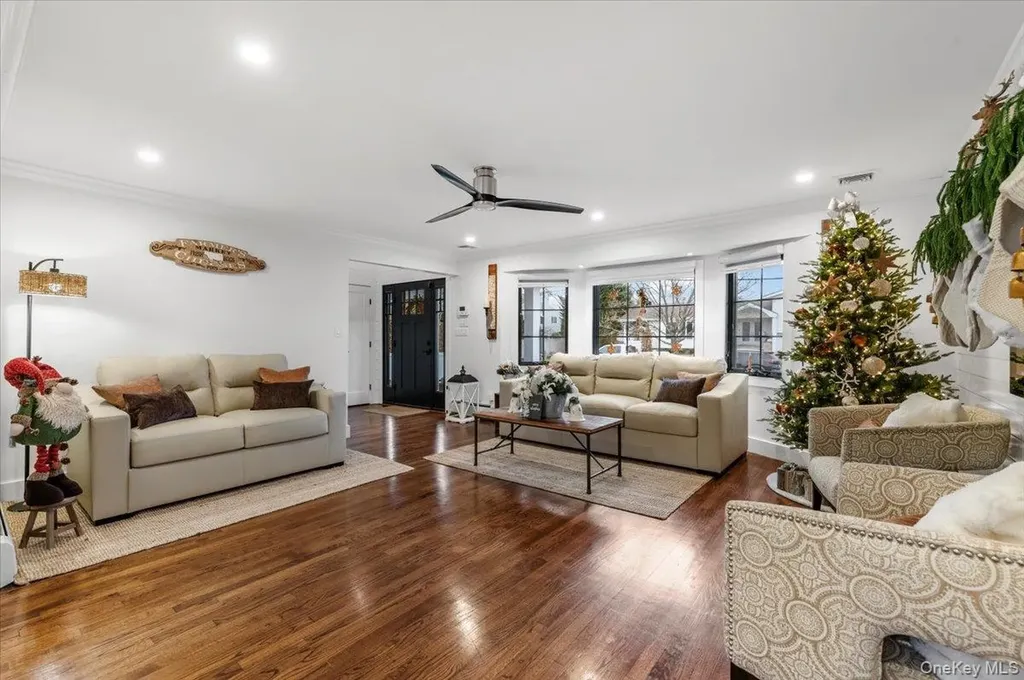 320 Clearview Lane Massapequa NY 11758