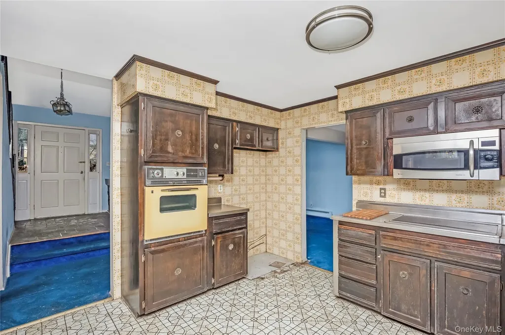 21 Hitching Post Lane Glen Cove NY 11542