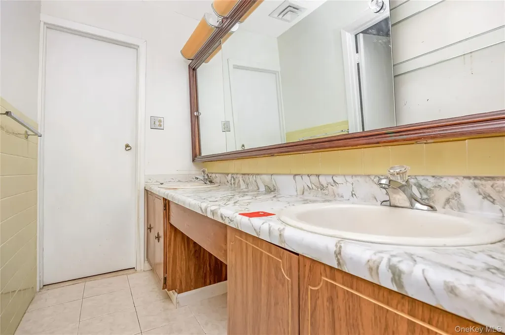 21 Hitching Post Lane Glen Cove NY 11542