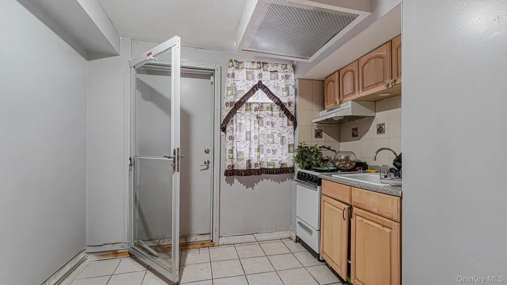 2521 Yates Avenue Bronx NY 10469