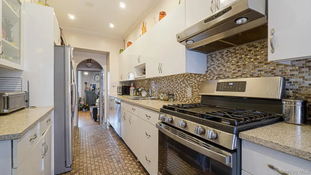2521 Yates Avenue Bronx NY 10469
