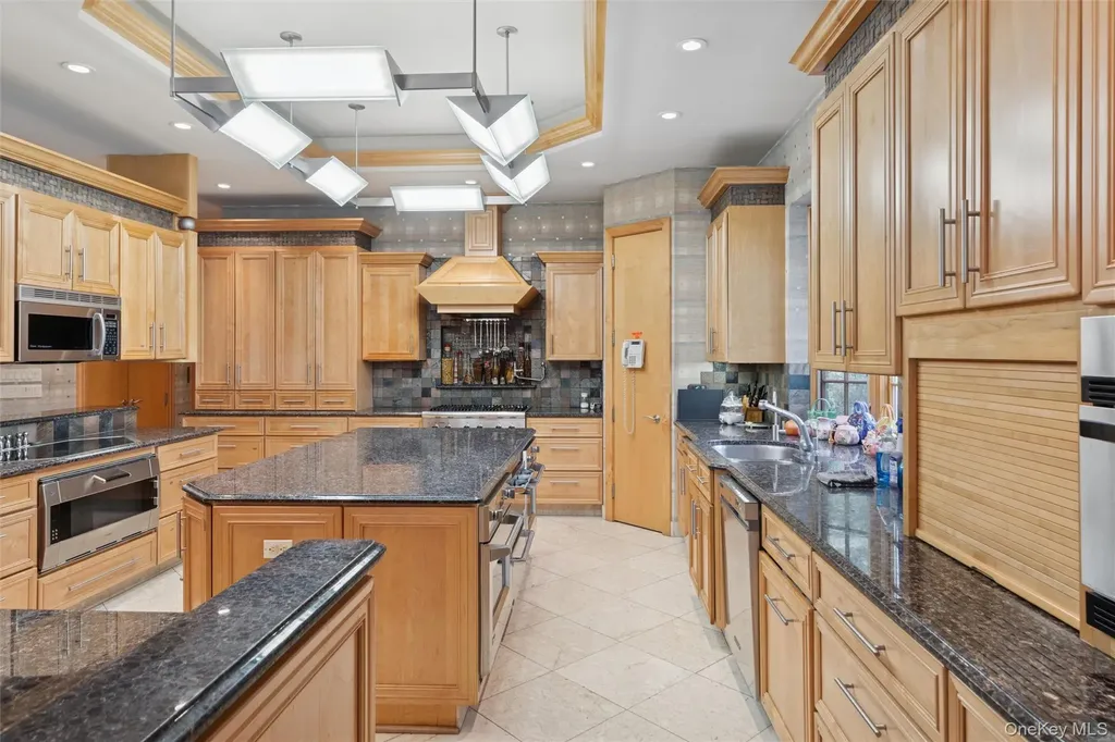 22 Willow Road Woodsburgh NY 11598
