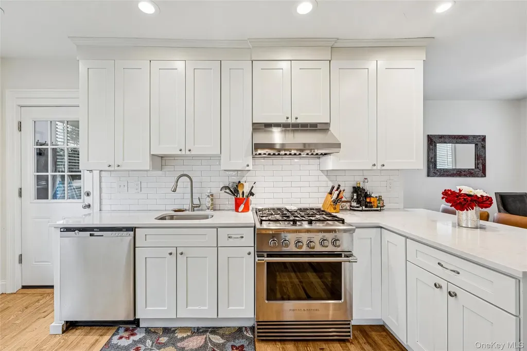 27 Hewlett Court Babylon NY 11702