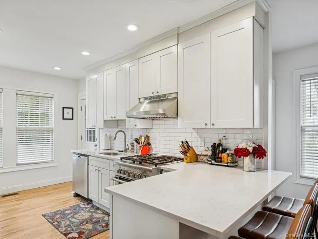 27 Hewlett Court Babylon NY 11702