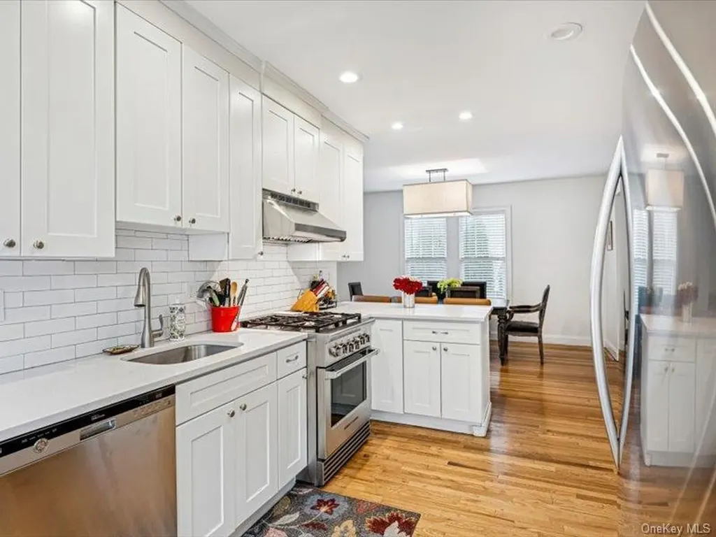 27 Hewlett Court Babylon NY 11702