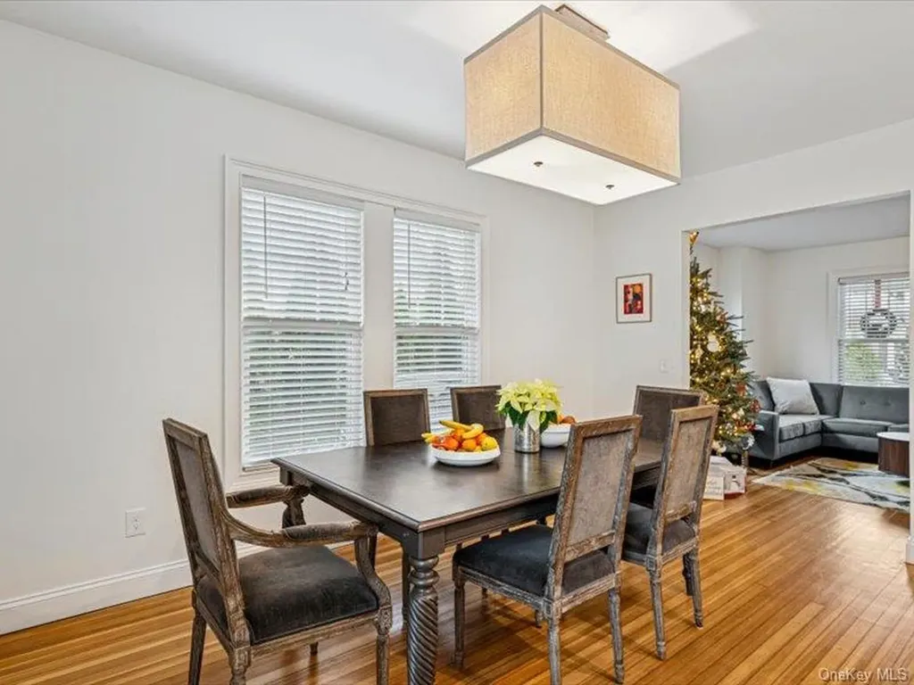 27 Hewlett Court Babylon NY 11702